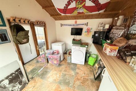SUMMERHOUSE/SHED