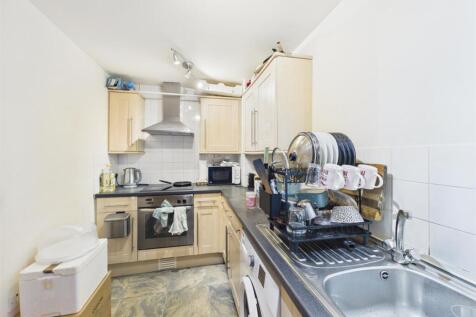 Avon Court, The Leys photo 4