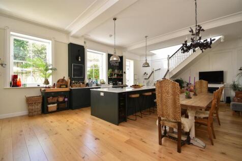 Open plan kitchen &amp; living