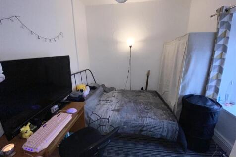 Cosy double bedroom with study desk and TV area...