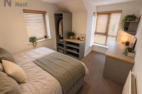 3-bed flat on Apartment 6 , Derwentwater Terrace, Headingley, Leeds, LS6 3JL, £1,738/mo