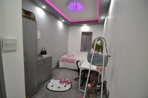 Neat single bedroom with contemporary recessed ...