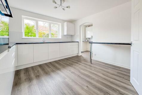 4 bedroom Detached House in Rayleigh photo 4