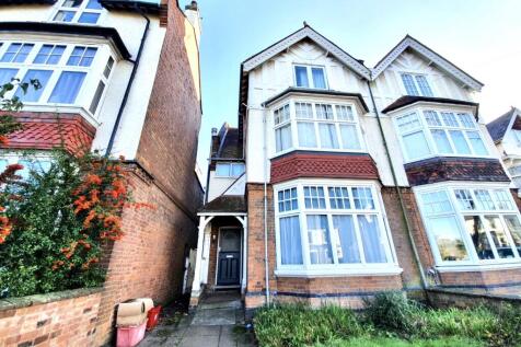 10-bed detached on 19 Adelaide Road, Leamington Spa, £4,500/mo
