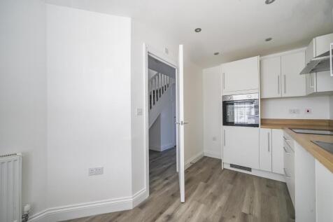 Hayes Drive, Three Mile Cross, Wokingham photo 3