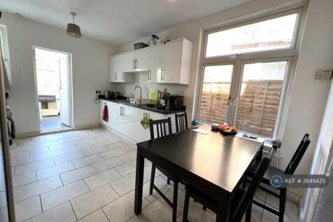 Adelaide Terrace, Brentford, TW8 photo 5