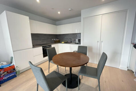 Royal Crest Avenue, London, E16 photo 4