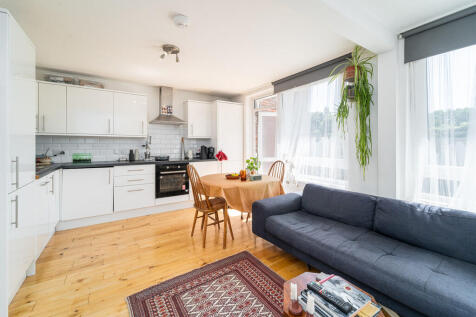 Erskine Crescent, Tottenham Hale,  London photo 3