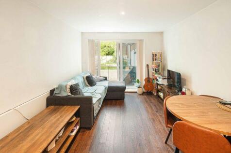 Bromyard Avenue, London photo 3