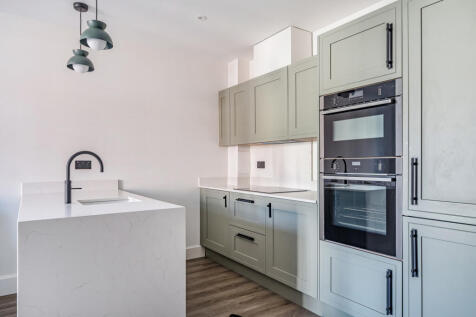 Jubilee Gardens, Weybridge, Surrey, KT13 photo 4