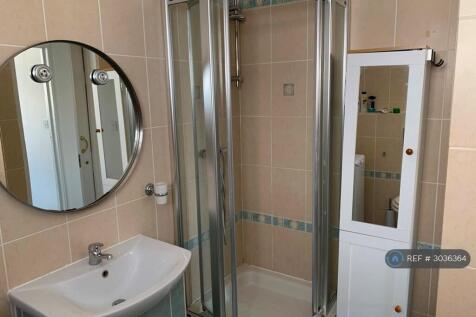 Powys Lane, London, N13 photo 4