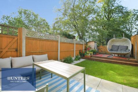 REAR GARDEN 01.jpg