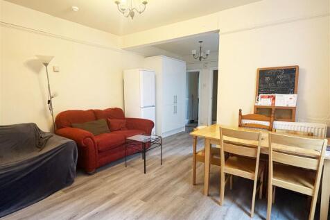 6 Double Beds near back gate - Clarence Street photo 4