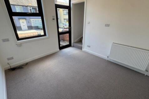 12 Vincent Crescent, Chesterfield, Derbyshire S40 3NP photo 3
