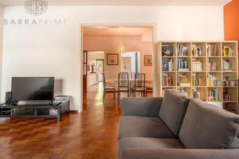 6-Bedroom Residence in Central Faro - A Truly Rare Find!