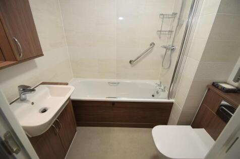 51 Allingham Lodge bathroom.JPG