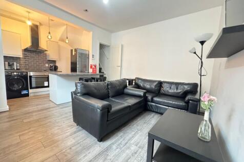 3 bed terraced house to rent Leafy Way, London CR