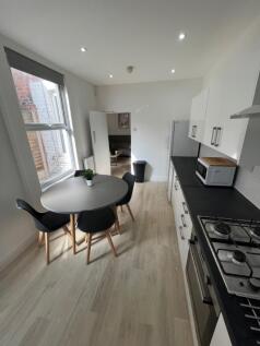 4 Bed - Thornycroft Road, L15 photo 4