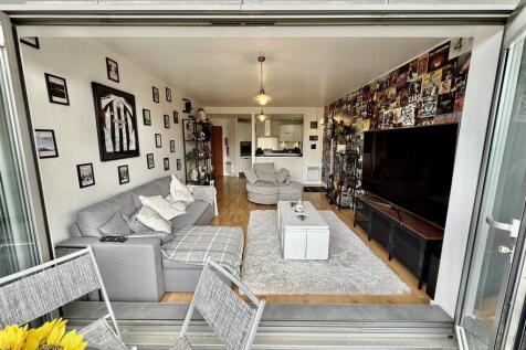 LOUNGE/KITCHEN