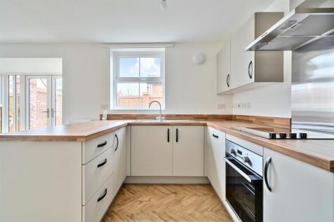 4 bedroom Detached House in Willenhall Drive, Aylesbury photo 4