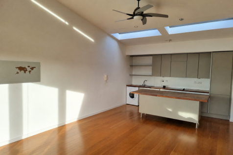 Discover modern city living at its finest with this two-bedroom, two-bathroom top floor apartment in Liverpool's city centre. Boasting lift access, allocated parking, and a prime location, this apartm