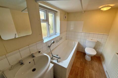 56 Broad Street Bathroom.jpg