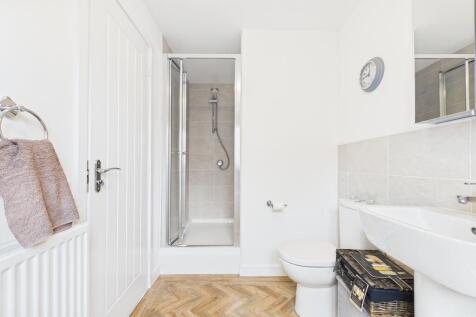 CAM04201G0-PR0108-STILL028