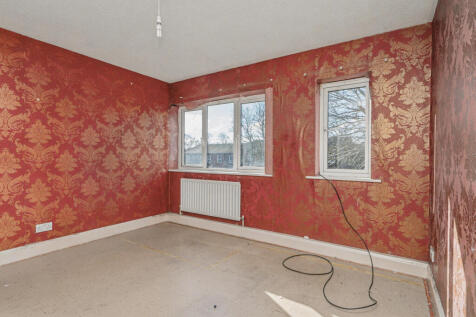 27 The Chantrys, Farnham, Surrey, GU9 7AG