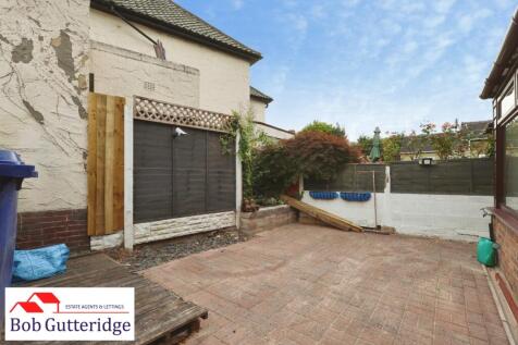 ENCLOSED REAR YARD/GARDEN