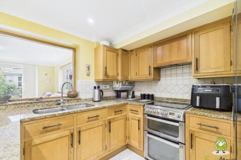 EweMove Estate Agents Basingstoke - Dursley Cottag