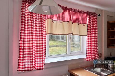 3-bed semi-detached on High Road, Doncaster, DN12, £900/mo