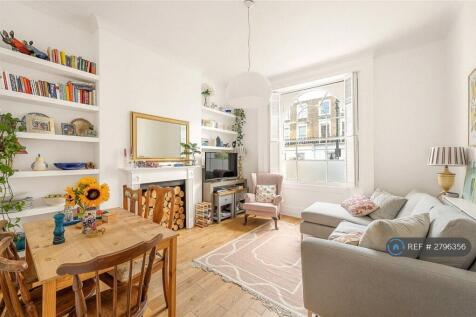 Bright Large Living Room With Sash Windows 