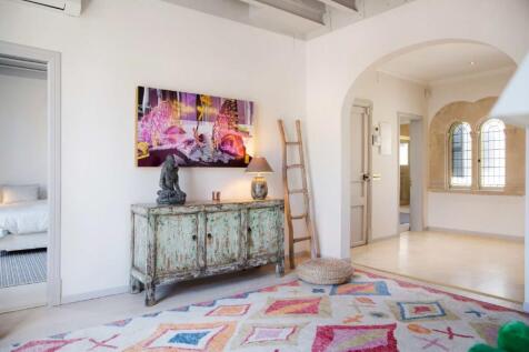 historic-building-with-three-exceptional-apartm...