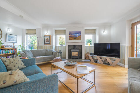 Lounge / Dining R...