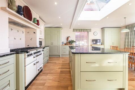 6 bed, 3 bath Detached in Sheffield - Photo 6