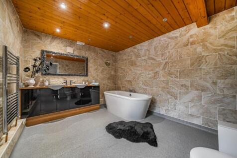 Groundfloor Bathroom.jpg