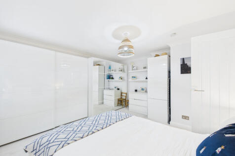 CAM01354G0-PR0611-STILL019