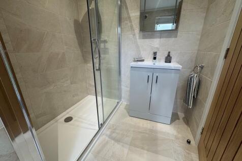 26a- Ensuite 2 Wa...