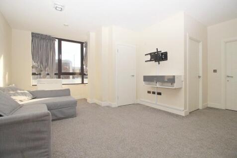 2 bed flat to rent Staines Road West, Sunbury-on-