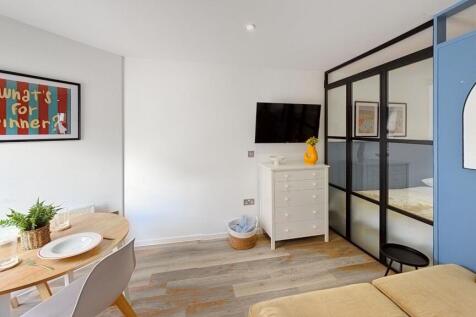 Gold Goodwood- Studio 17 |Verney St photo 3