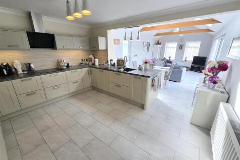 Kitchen / Diner / Dayroom
