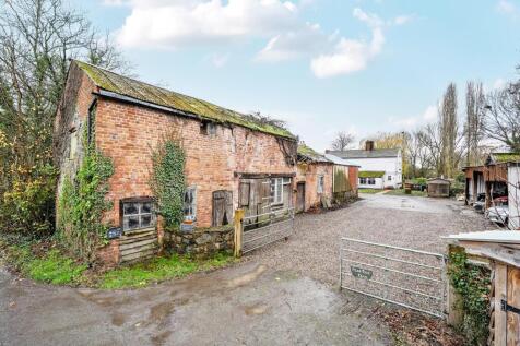 Entrance to property with drive.jpg