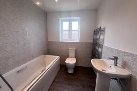 11 Pintle Place bathroom.jpg