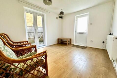 Lesbury Close, Luton, LU2 photo 3