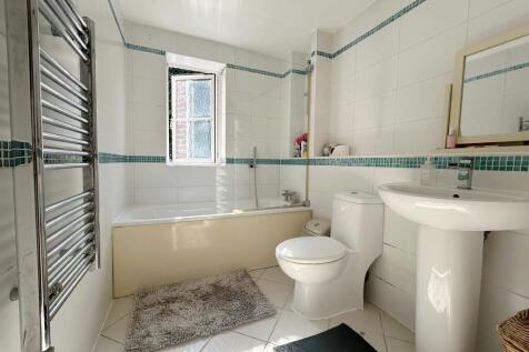 Mallard Place, Farnborough, Hampshire, GU14 photo 4