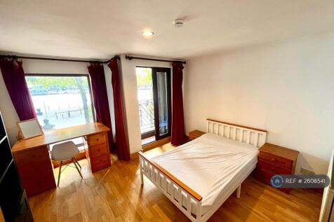 Large Bedroom Overlooking Greenland Dock
