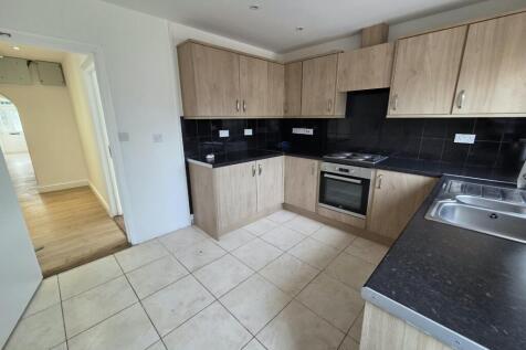 6 Bedroom Bungalow, Harwich Road, Colchester, CO4 photo 4
