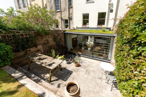 Garden and outdoor dining