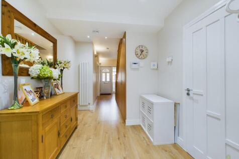 CAM03418G0-PR0049-STILL011