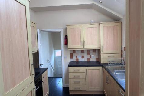 6-bed flat on Lavender Gardens, West Jesmond, Newcastle Upon Tyne, £4,225/mo